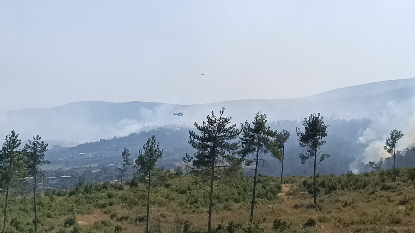 Manisa-İzmir yolunda çıkan yangın yerleşim yerlerini tehdit ediyor