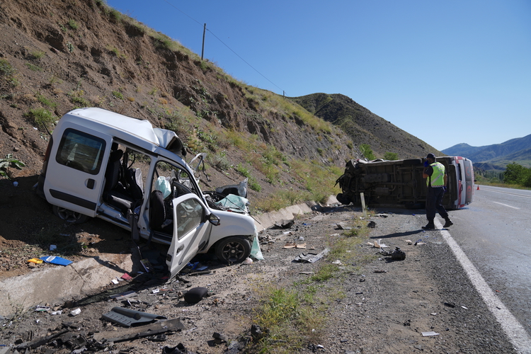 Ambulans Ile Hafif Ticari Araç Çarpıştı 4 Ölü (1)