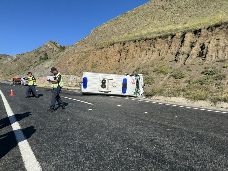 Ambulans Ile Hafif Ticari Araç Çarpıştı 4 Ölü (2)