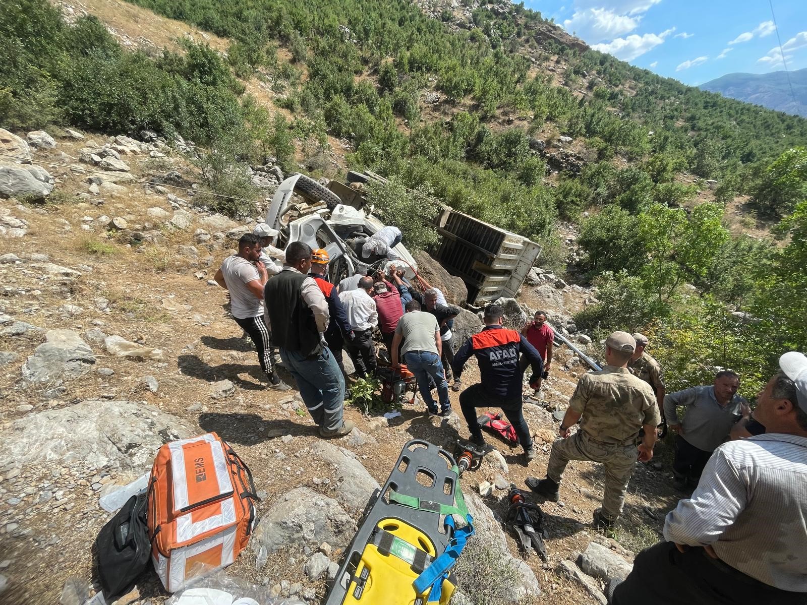 Devrilen Kamyonetin Altında Kalan Sürücü Yaralandı (1)