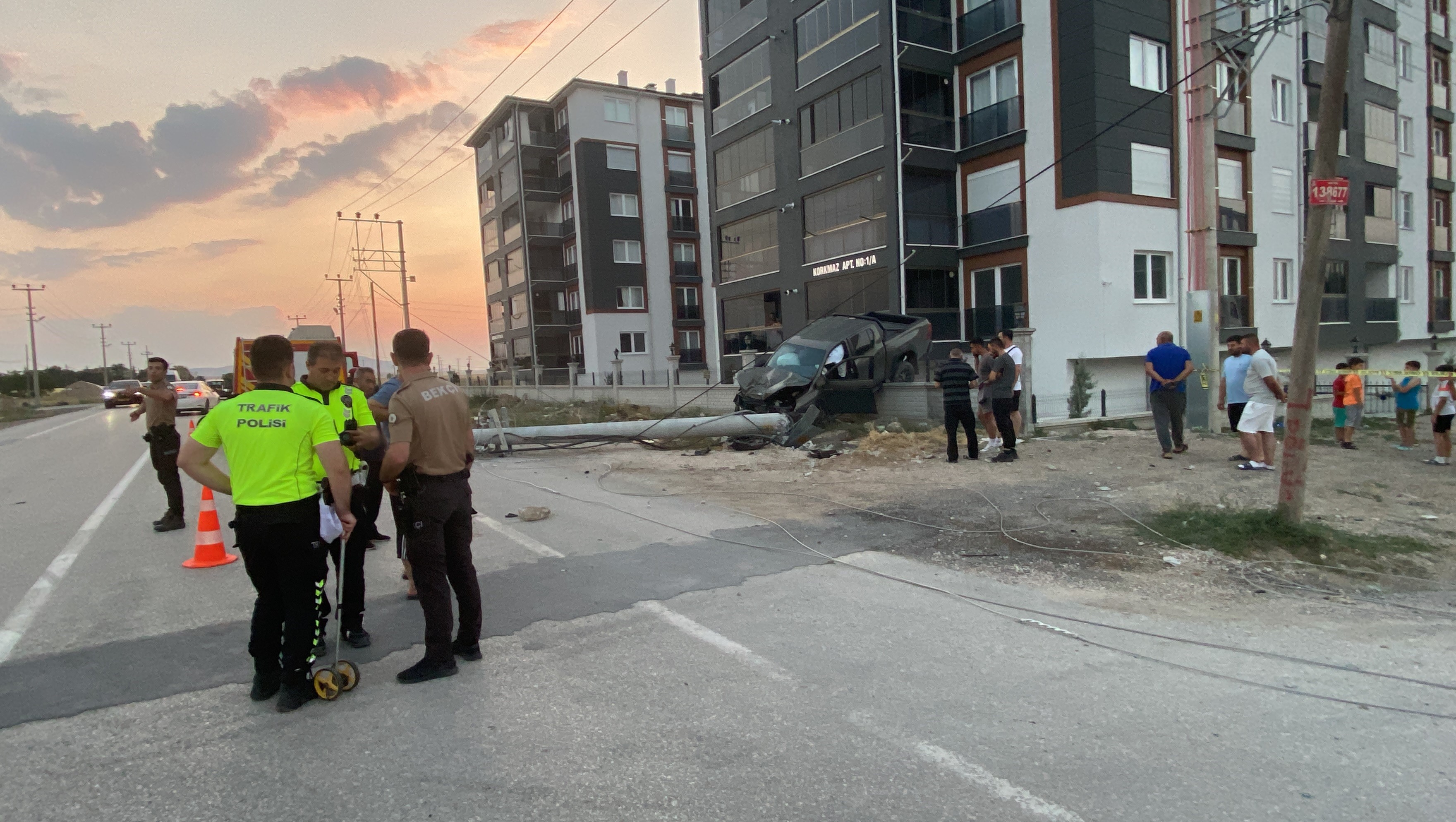 Direğe Çarpan Pikap Bahçe Duvarında Asılı Kaldı, Sürücü Yaralandı (4)