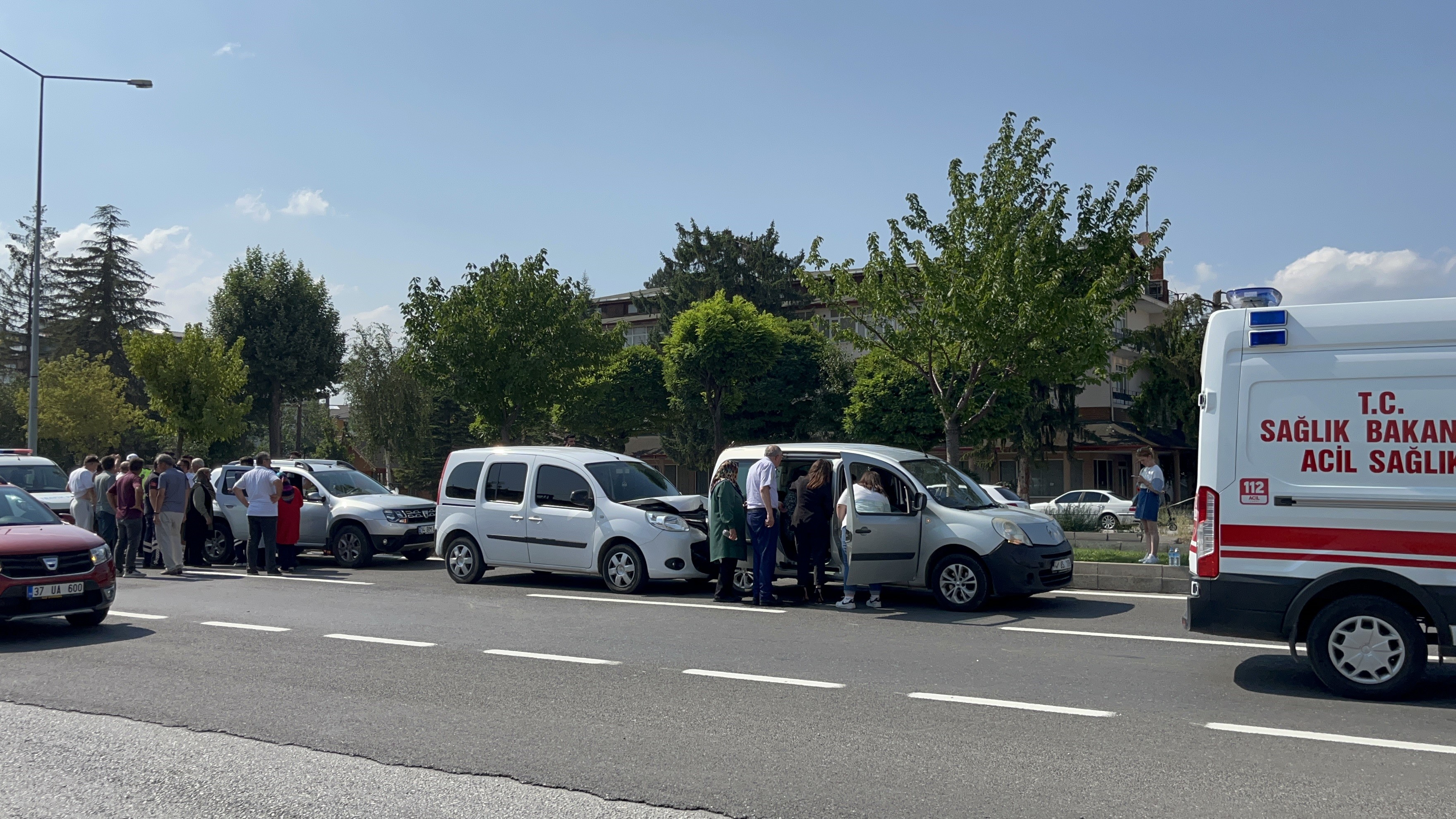 Düğün Konvoyunda Zincirleme Kaza 2 Yaralı (2)