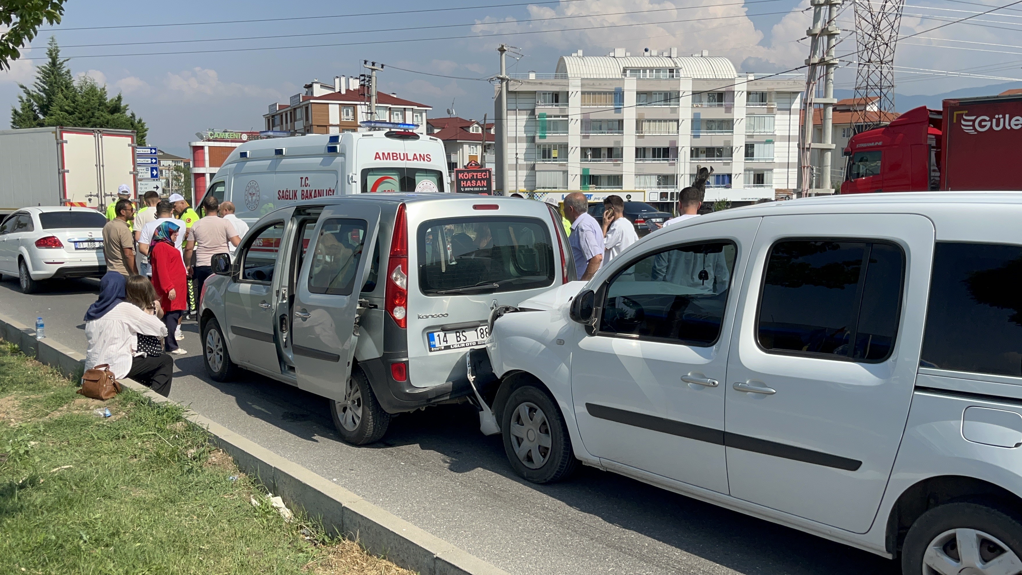 Düğün Konvoyunda Zincirleme Kaza 2 Yaralı (5)