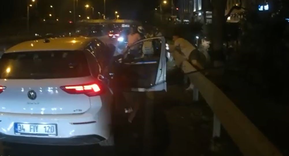 E 5 Karayolu'nda Trafik Kavgası Sürücü Motosikletliyi Darp Edip Ezmeye Çalıştı (1)