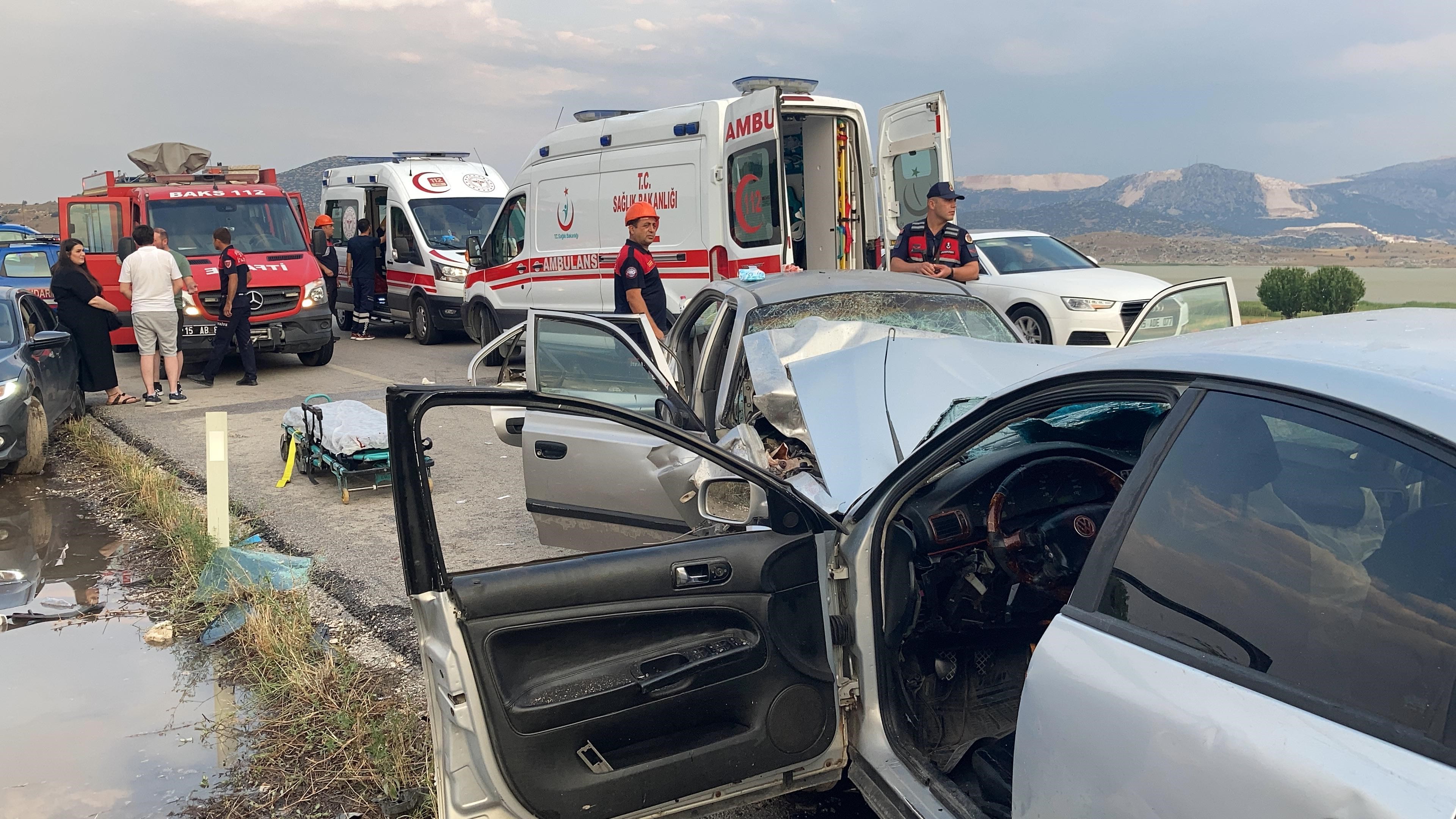 İki Otomobil Kafa Kafaya Çarpıştı 1 Ölü, 9 Yaralı (3)