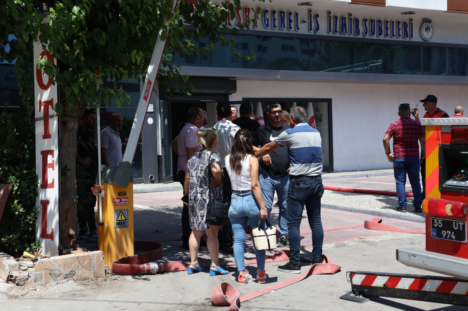 İzmir’de Sendika Binasında Korkutan Yangın Çalışanlar Canlarını Zor Kurtardı (2)