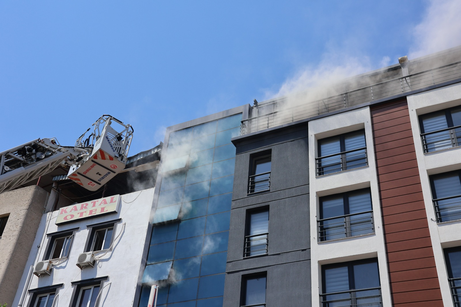 İzmir’de Sendika Binasında Korkutan Yangın Çalışanlar Canlarını Zor Kurtardı (3)