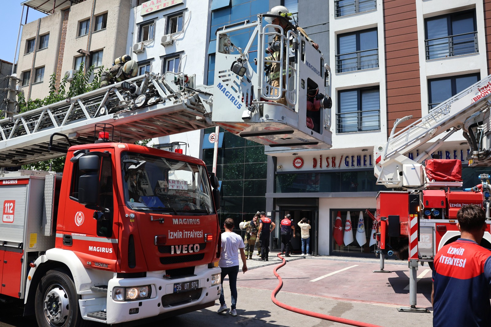 İzmir’de Sendika Binasında Korkutan Yangın Çalışanlar Canlarını Zor Kurtardı