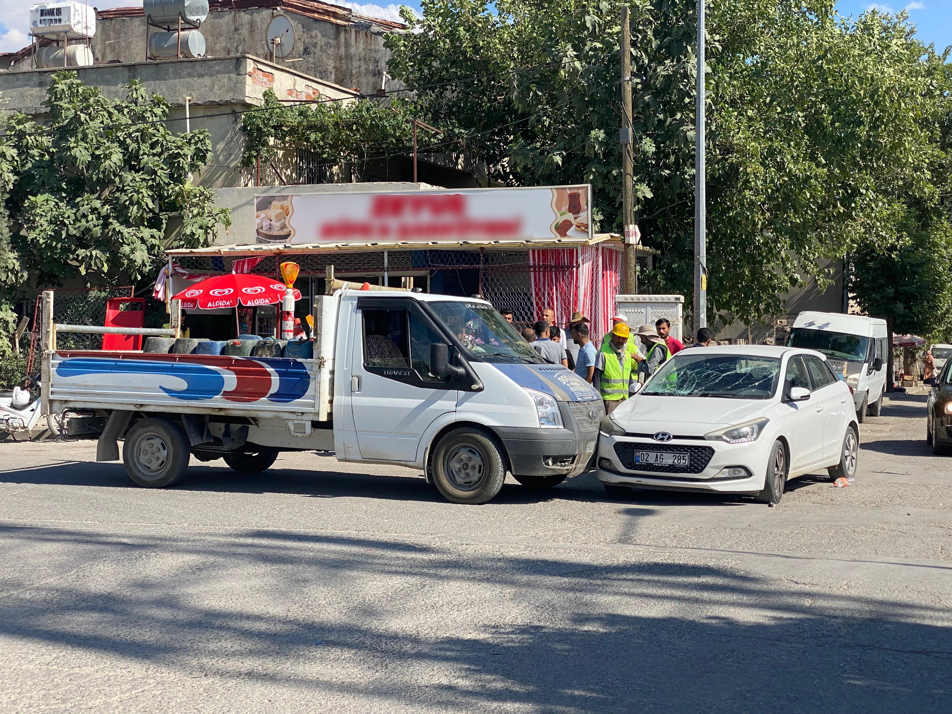 Kamyonet Kasasından Otomobilin Üzerine Uçtular 2 Yaralı (2)