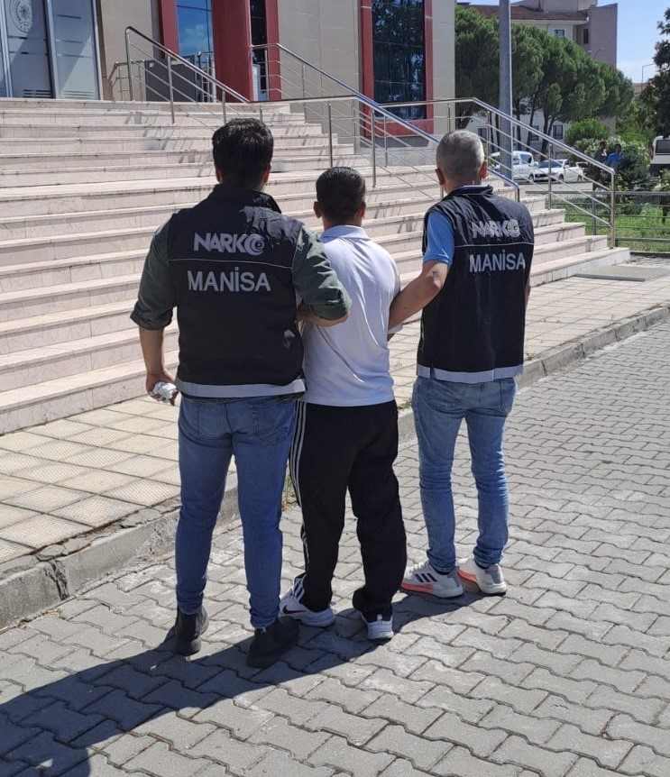 Manisa Durdurulan Araçta Binlerce Uyuşturucu Hap Ele Geçirildi (2)