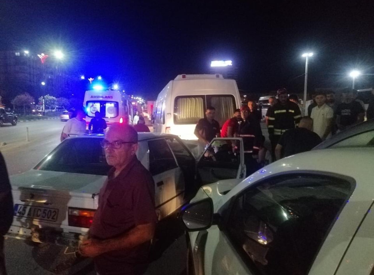 Manisa'da 4 Araçlı Zincirleme Trafik Kazası 9 Yaralı (3)