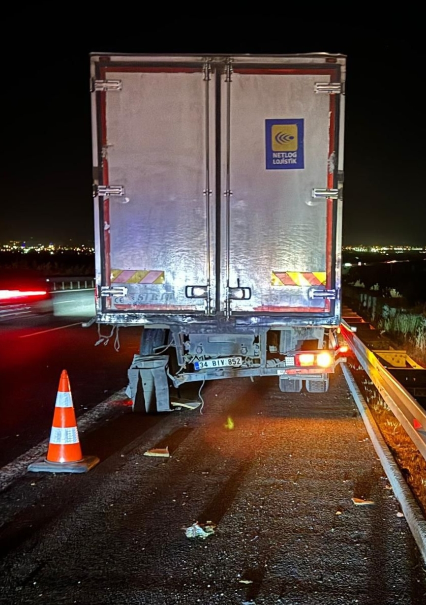 Manisa'da Feci Kaza! Otomobil Tıra Çarptı, 1 Ölü 2 Yaralı (2)