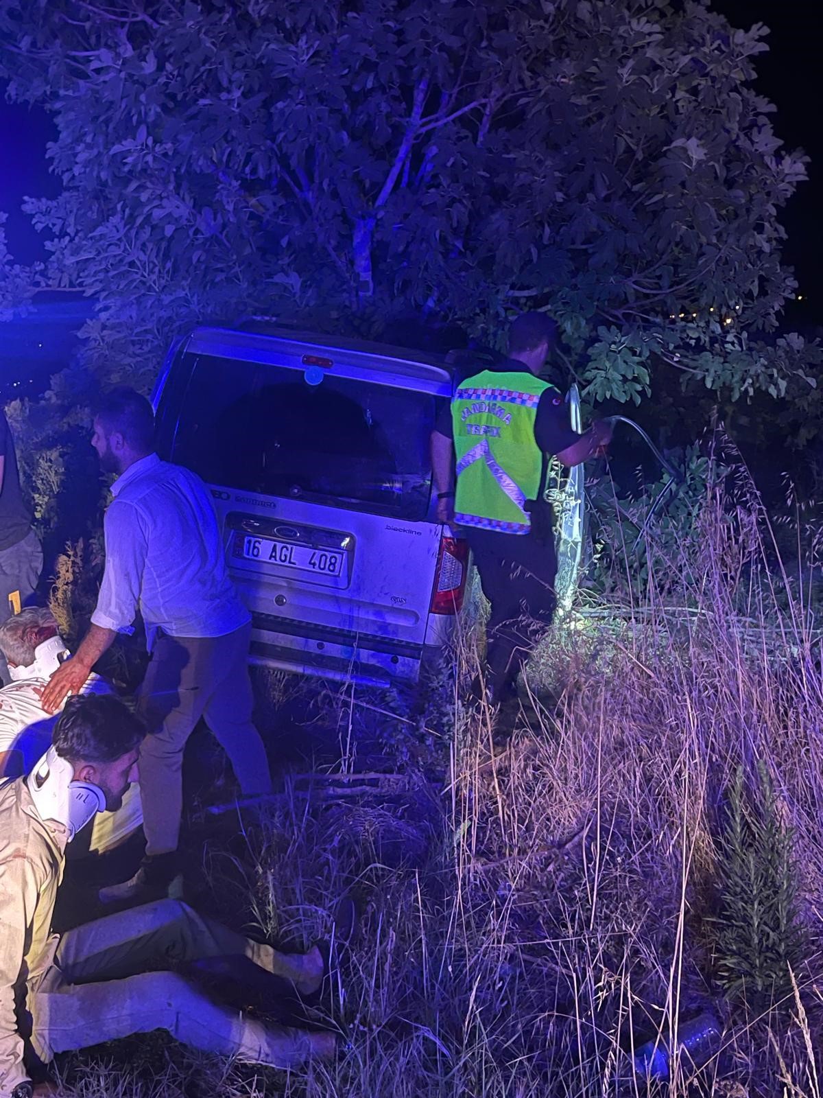 Manisa'da Feci Kaza! Traktör Ile Hafif Ticari Araç Çarpıştı, 6 Yaralı (2)