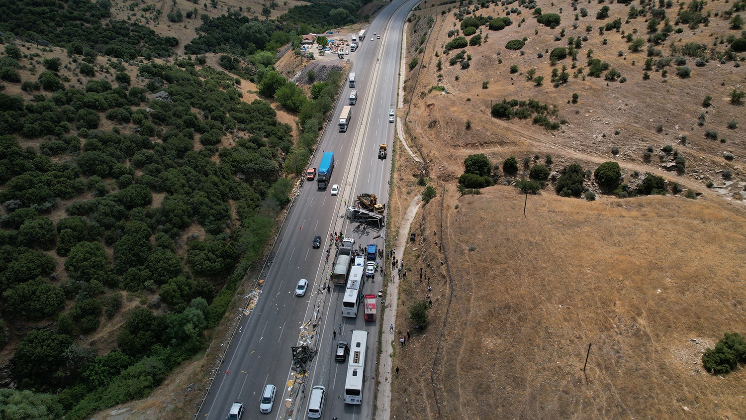 Manisa'da Feci Kaza! Yol 3 Saat Kapalı Kaldı (1)