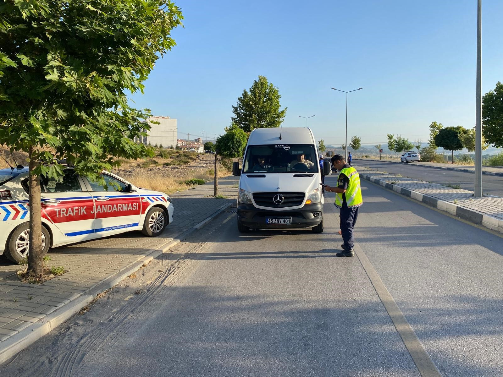 Manisa'da Jandarma Özel Trafik Denetiminde Yüzlerce Araca Cezai Işlem Uygulandı (1)