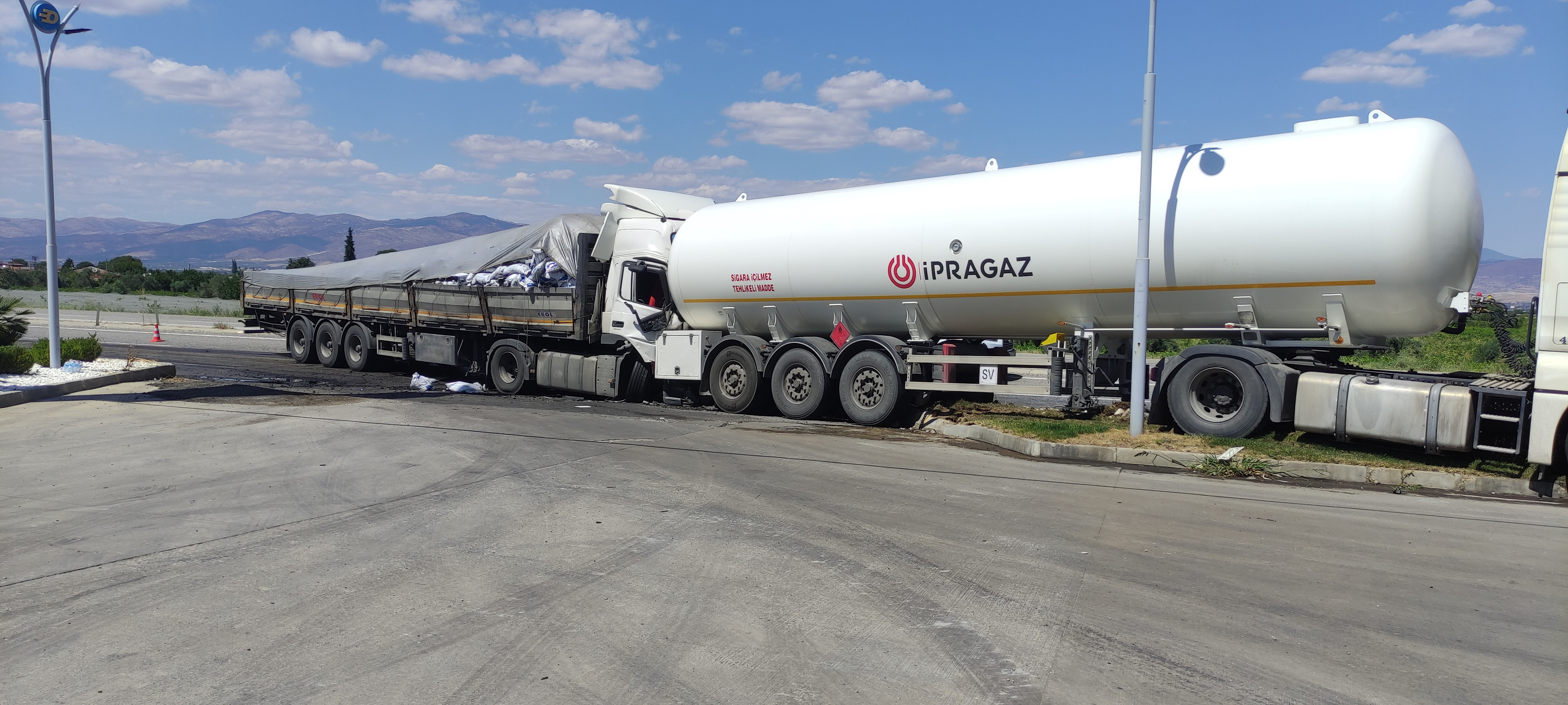 Manisa'da Korkutan Anlar Alaşehir'de Kömür Yüklü Tır, Lpg Tankerine Çarptı (3)