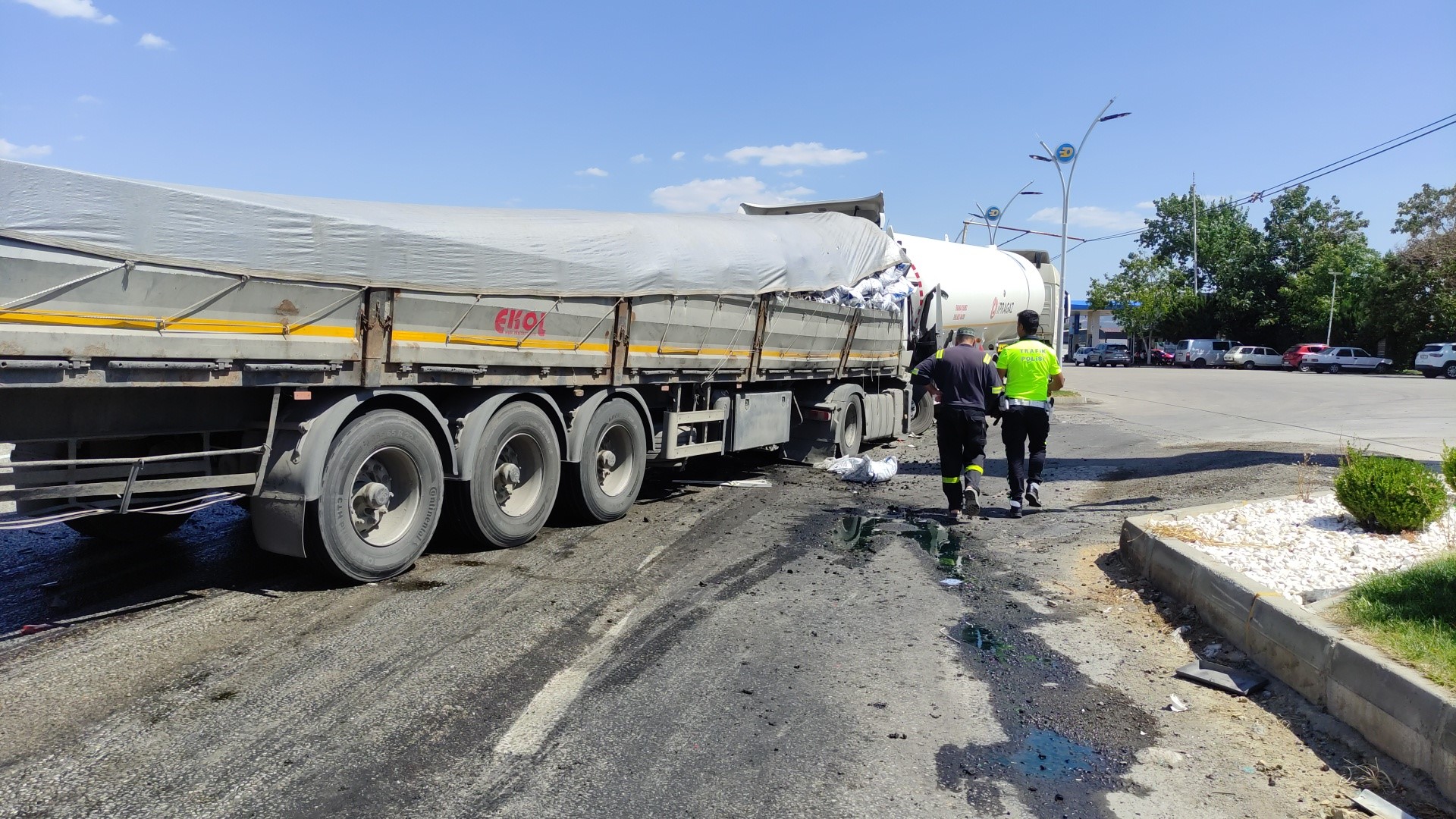 Manisa'da Korkutan Anlar Alaşehir'de Kömür Yüklü Tır, Lpg Tankerine Çarptı (4)