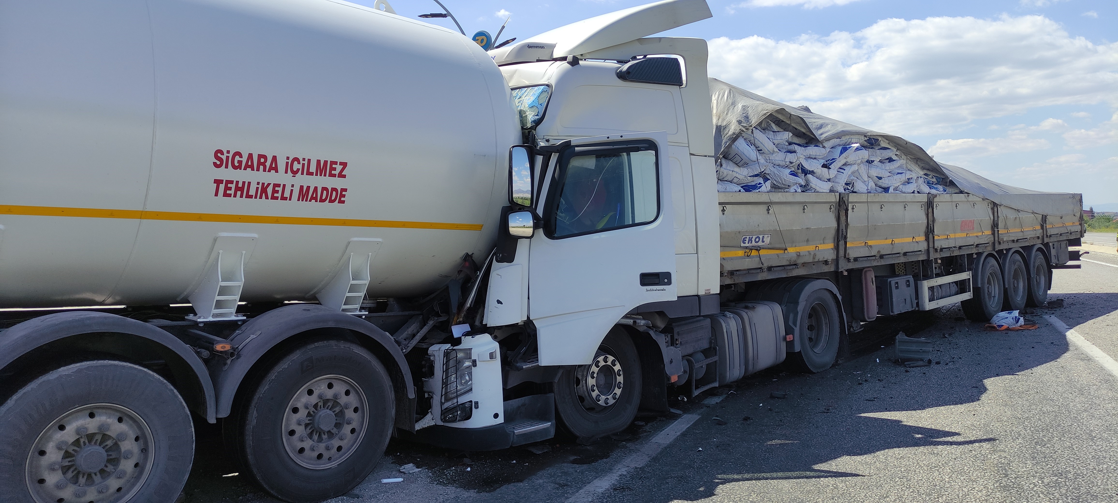 Manisa'da Korkutan Anlar Alaşehir'de Kömür Yüklü Tır, Lpg Tankerine Çarptı (7)