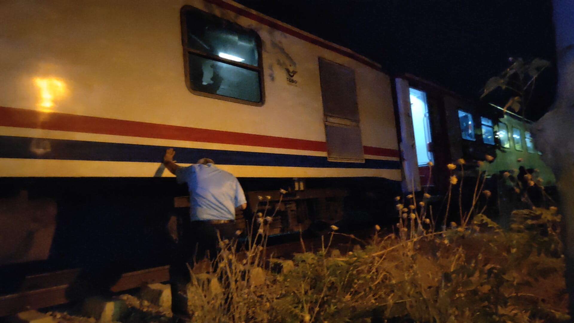 Manisa'da Yolcu Treninin Çarptığı 2 Kişi Yaralandı (1)