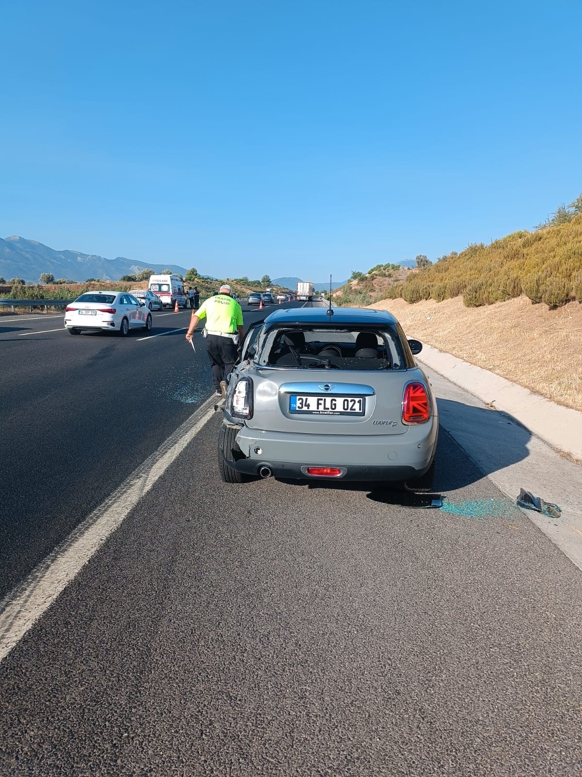 Manisa’nın Şehzadeler Ilçesinde Emniyet Şeridine Park Ettiği Otomobilinden Inen Sürücüye Tır Çarptı. (1)