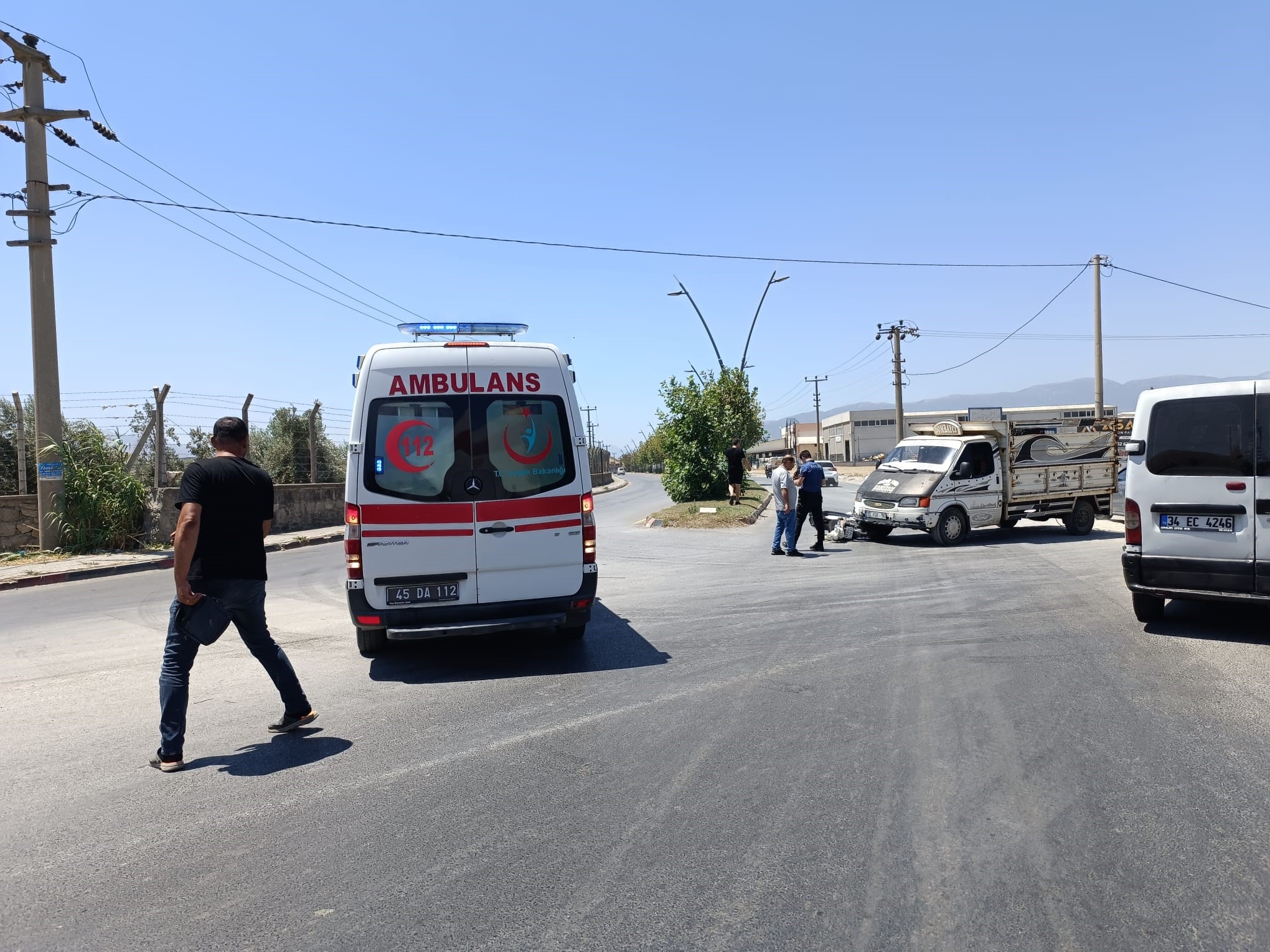 Manisa'nın Turgutlu Ilçesinde Kamyonet Ile Motosikletin Çarpıştığı Trafik Kazasında 1 Kişi Yaralandı (2)