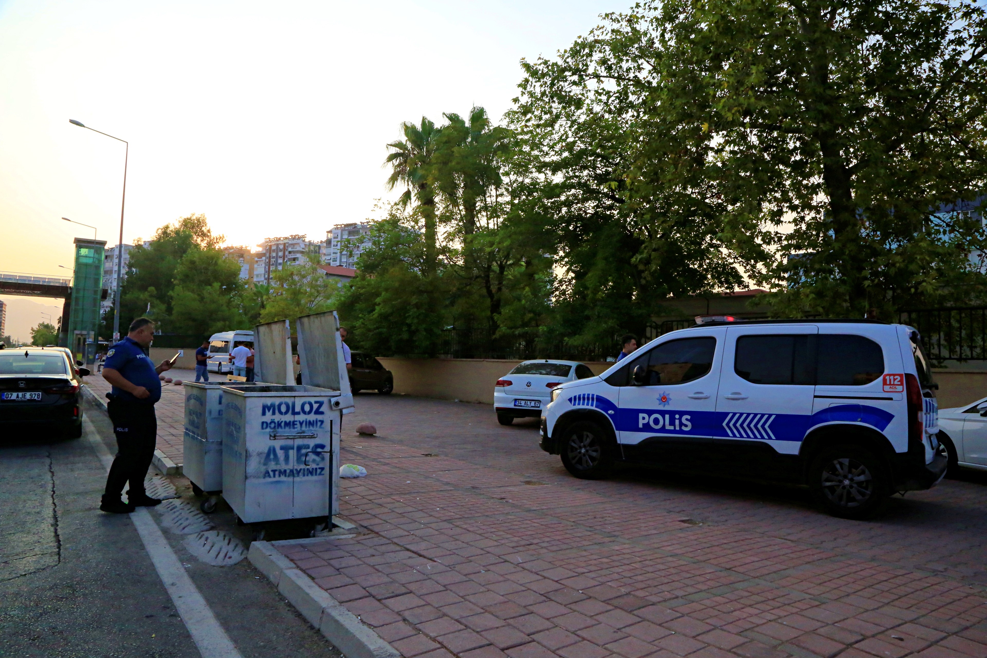 Okul Önünde Çöpe Atılan Bayraklar Polisi Alarma Geçirdi (4)