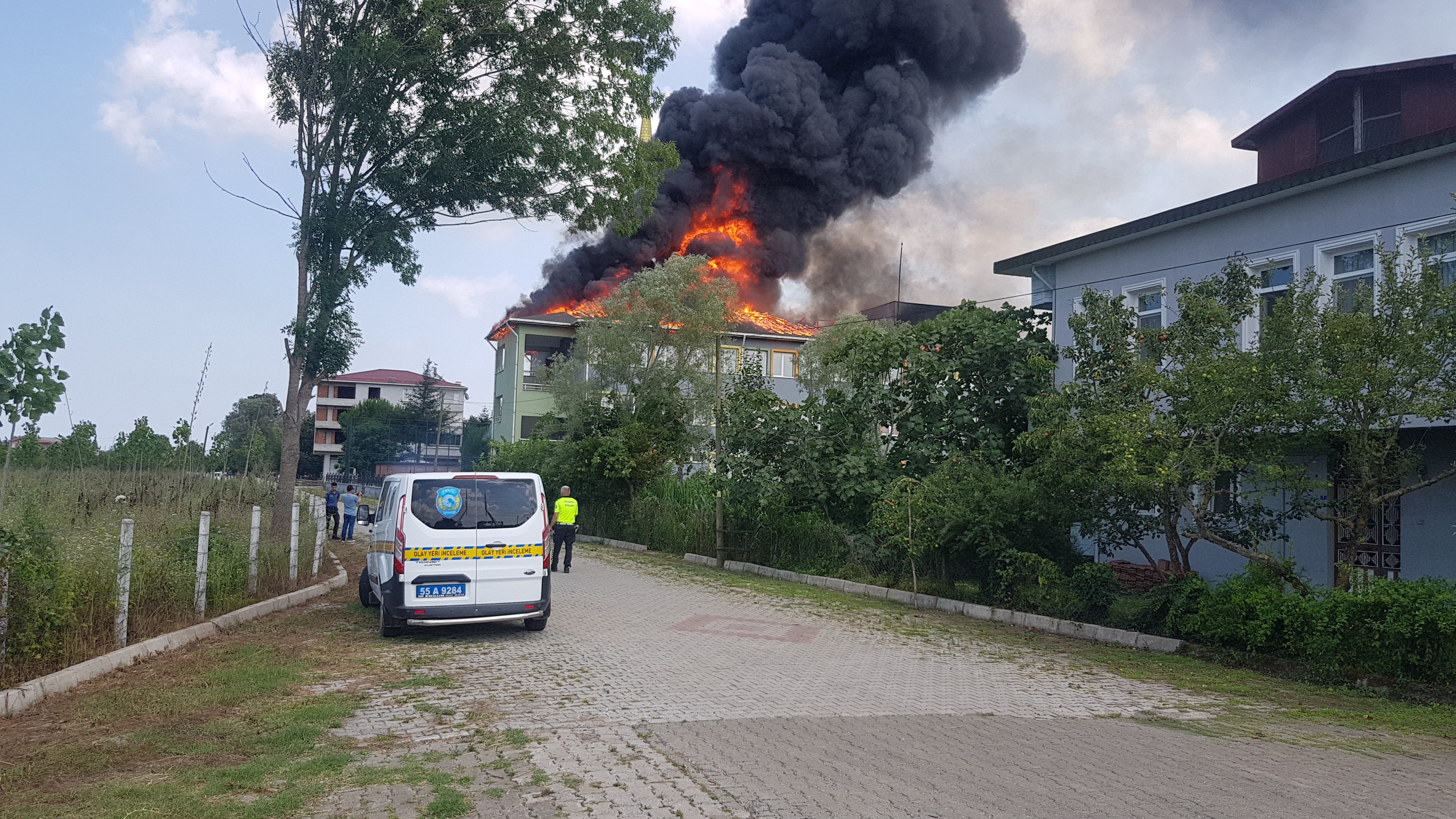 Okulun Çatısı Alevlere Teslim Oldu, Polis Türk Bayrağını Kurtardı (4)