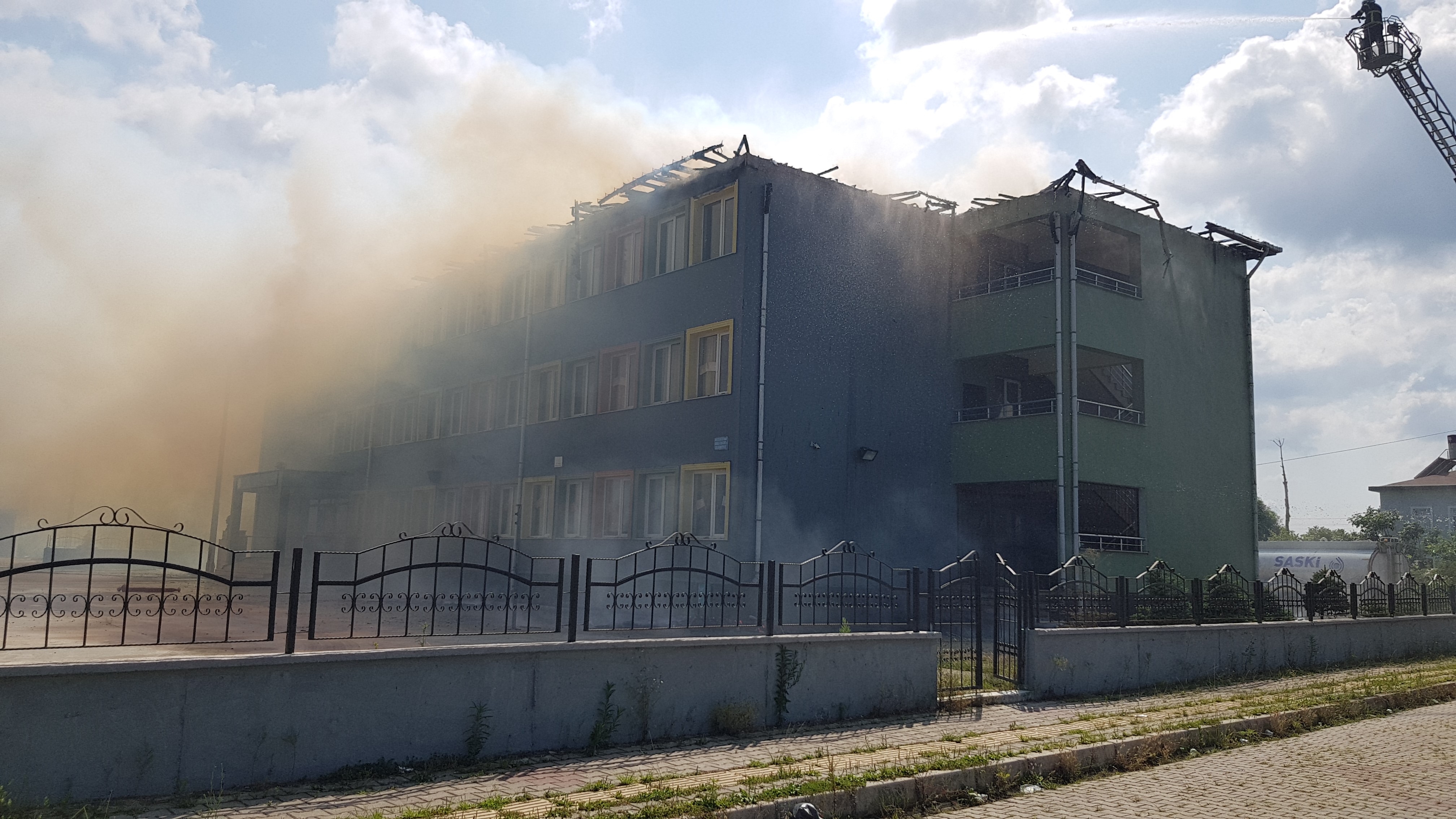 Okulun Çatısı Alevlere Teslim Oldu, Polis Türk Bayrağını Kurtardı (7)