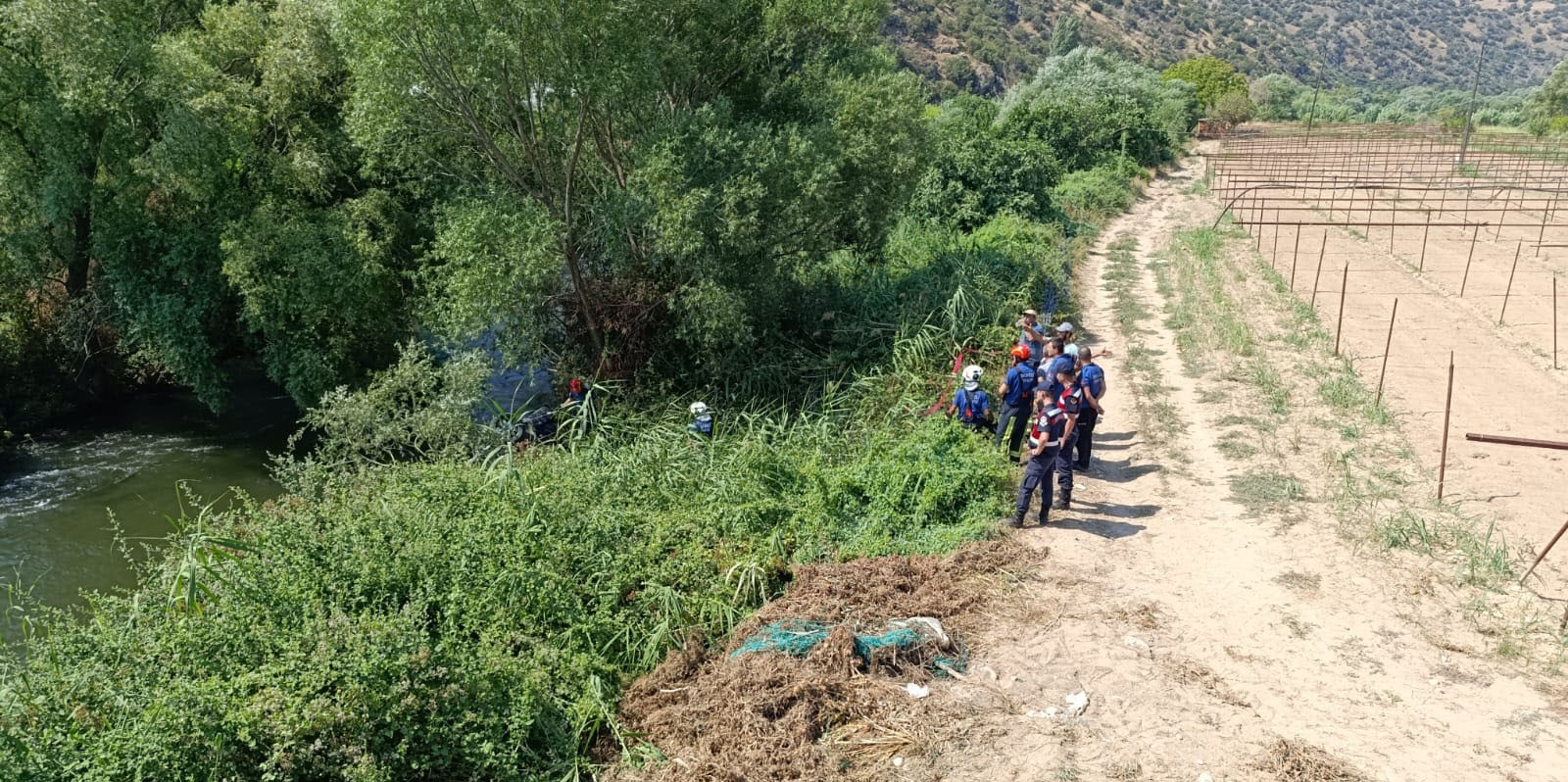 Önce Otomobil, Ardından 2 Kişinin Cesedi Bulundu (1)