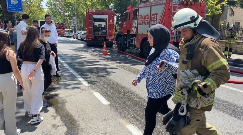 Sağlık Bilimleri Üniversitesinin Tarihi Binasında Yangın Kubbe Çöktü