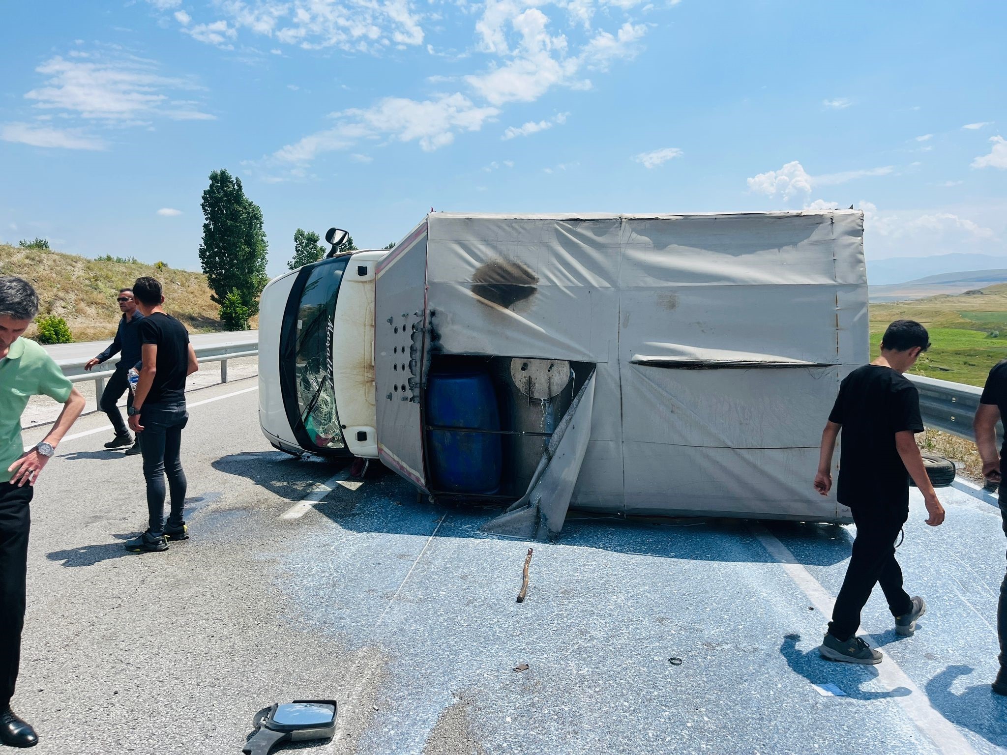 Süt Toplama Aracı Kaza Yaptı, Yüzlerce Litre Süt Yola Döküldü (1)