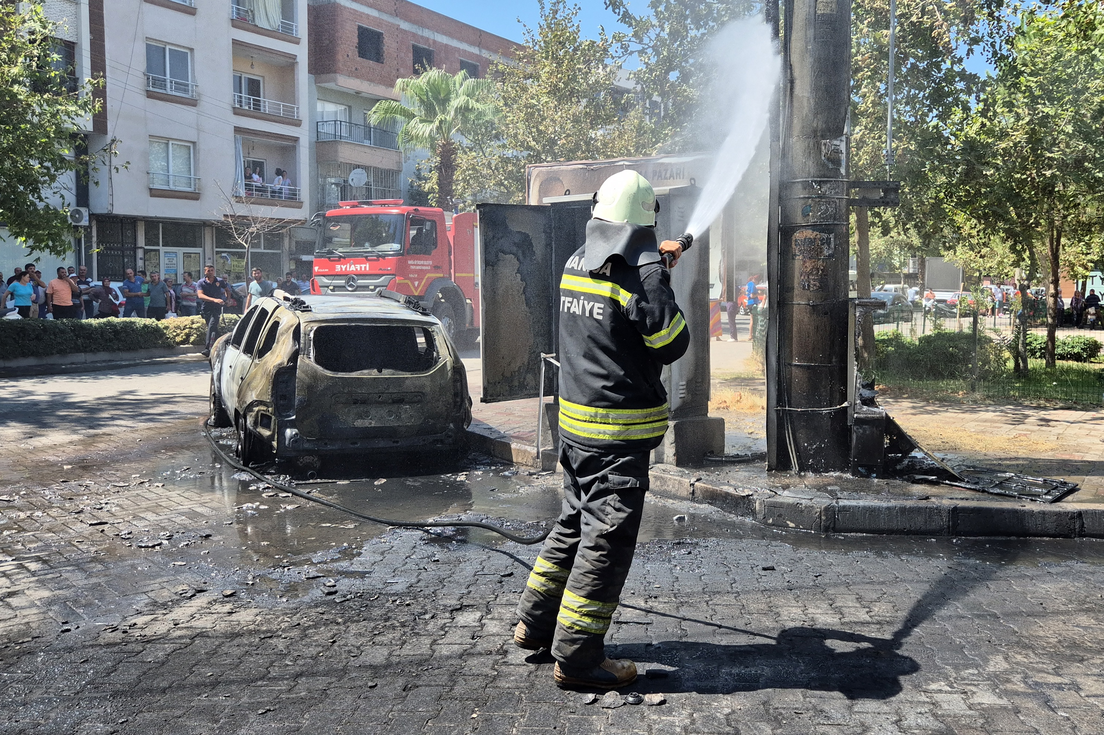 Turgutlu'da Elektrik Trafosunda Çıkan Yangın 4 Araca Zarar Verdi (1)