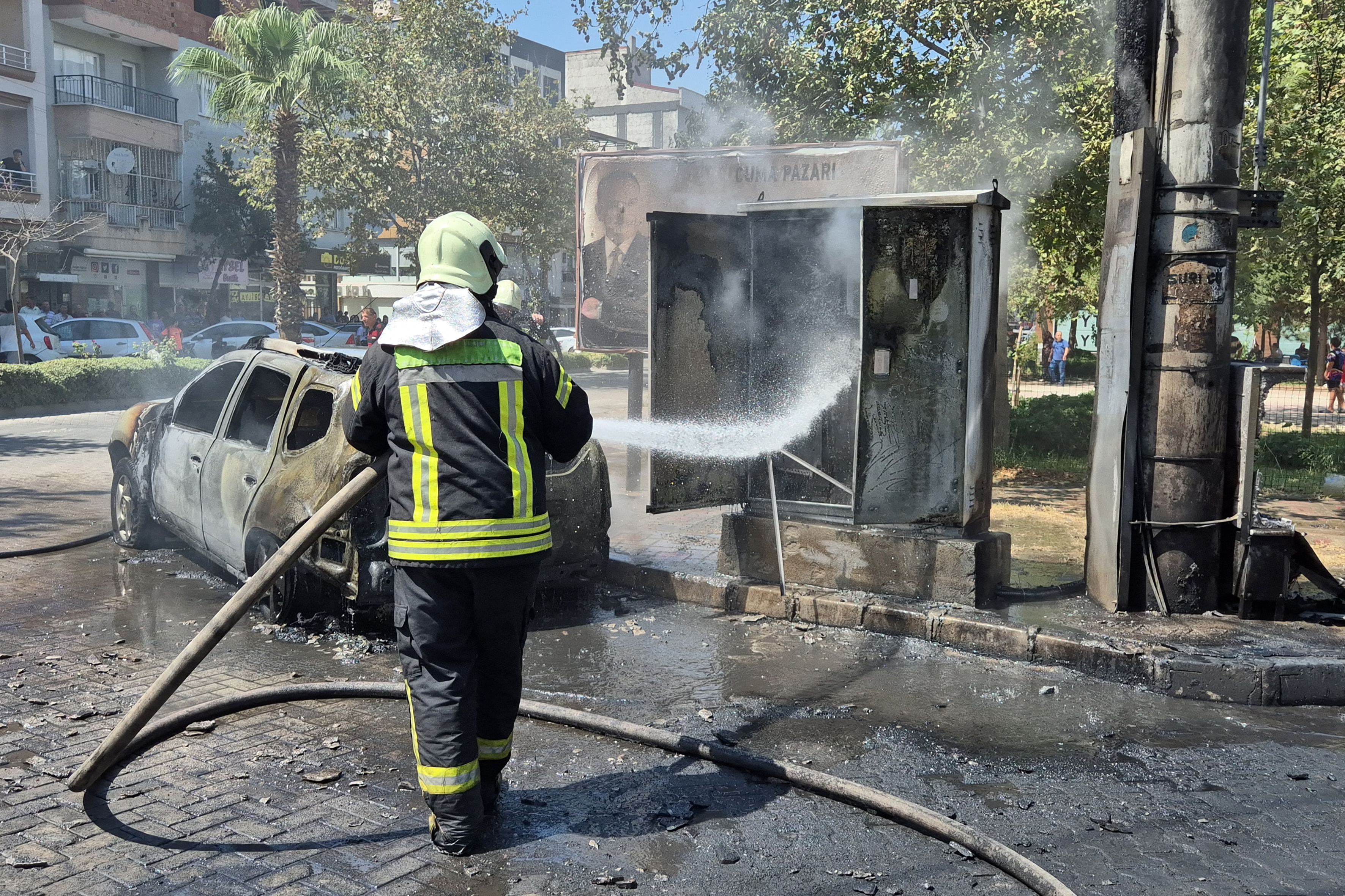 Turgutlu'da Elektrik Trafosunda Çıkan Yangın 4 Araca Zarar Verdi (2)