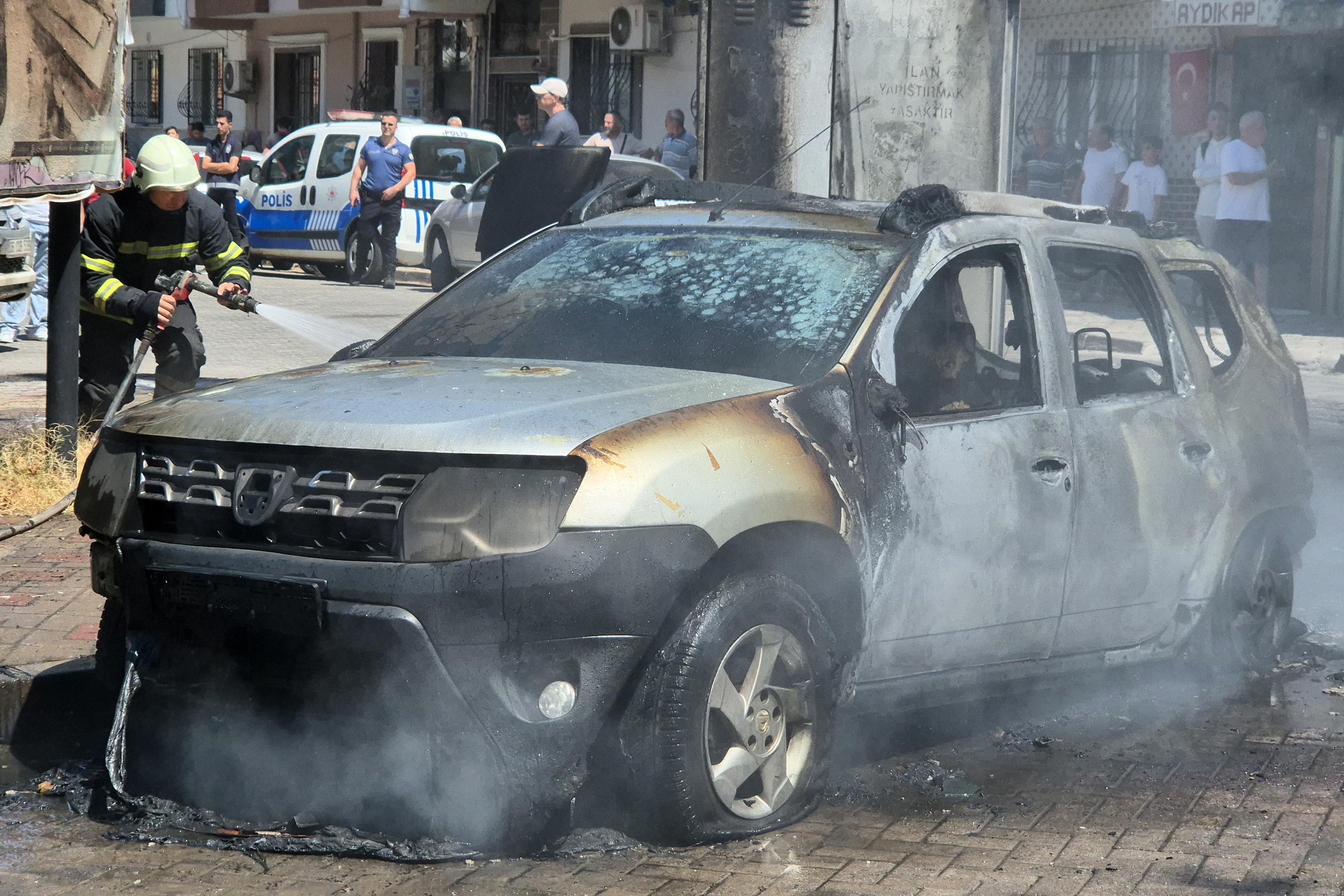 Turgutlu'da Elektrik Trafosunda Çıkan Yangın 4 Araca Zarar Verdi (4)