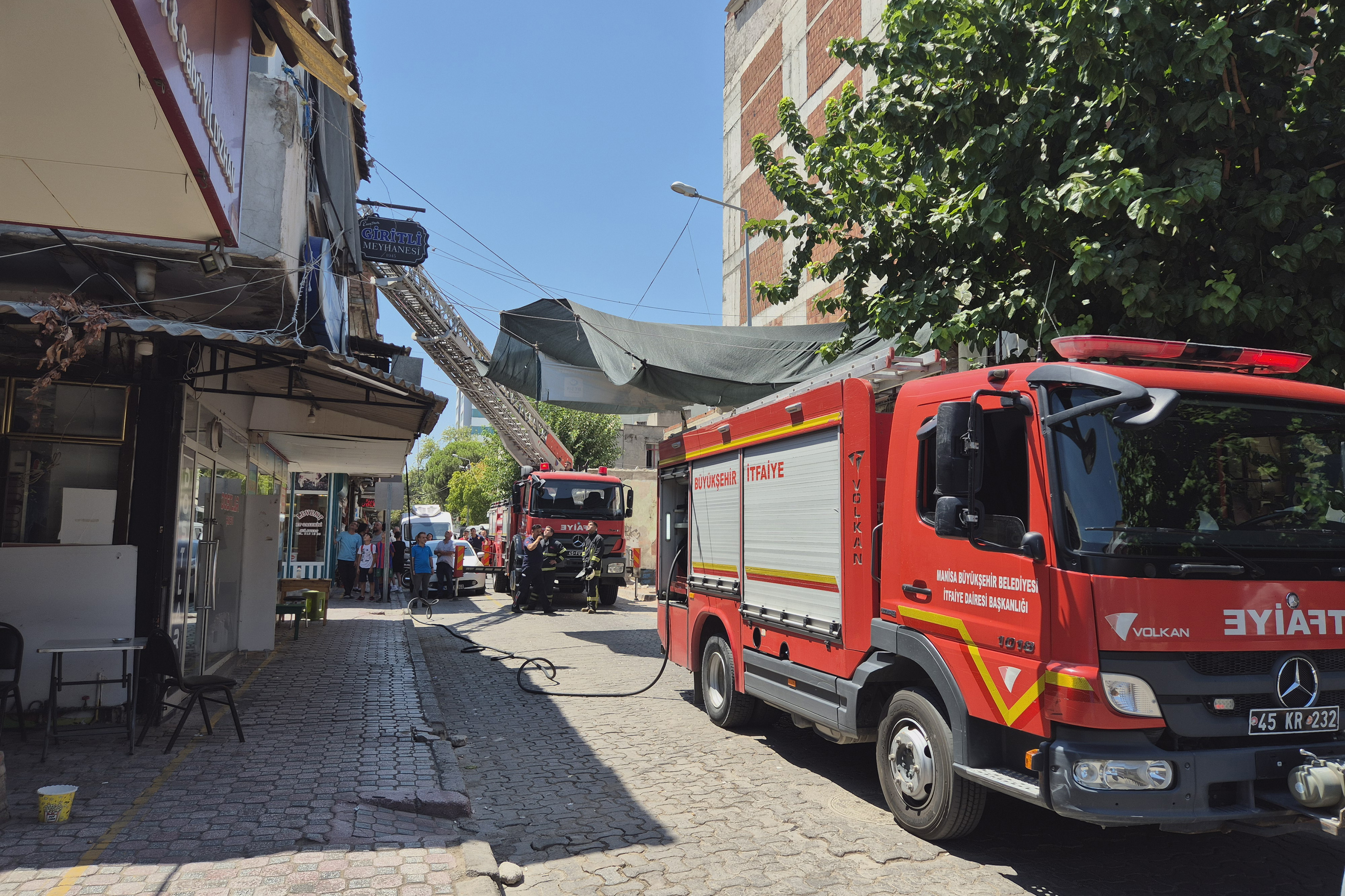 Turgutlu'da Lokantada Çıkan Yangın Hasara Neden Oldu (2)