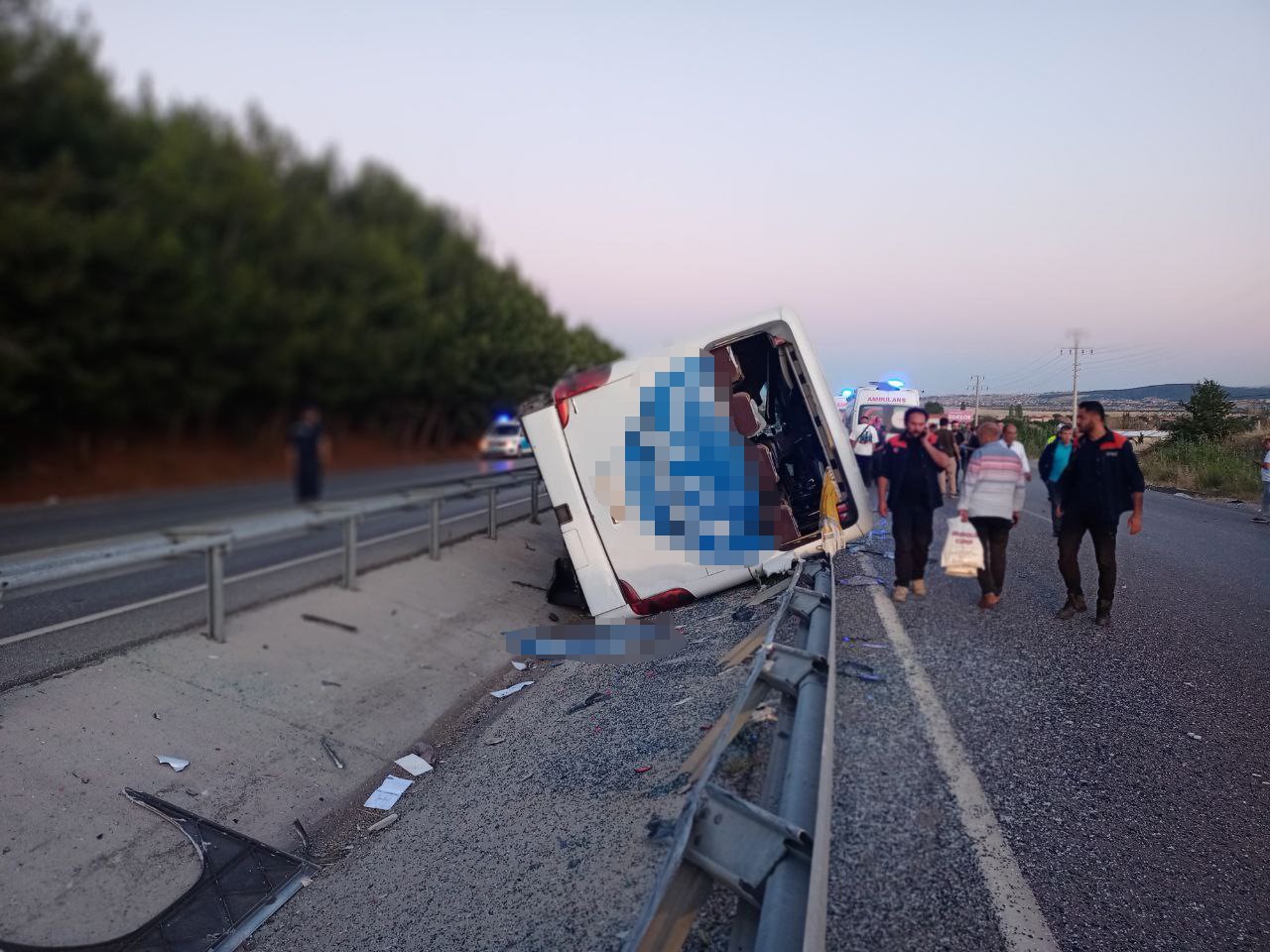 Yolcu Otobüsü Kanalına Devrildi Çok Sayıda Yaralı Var (1)