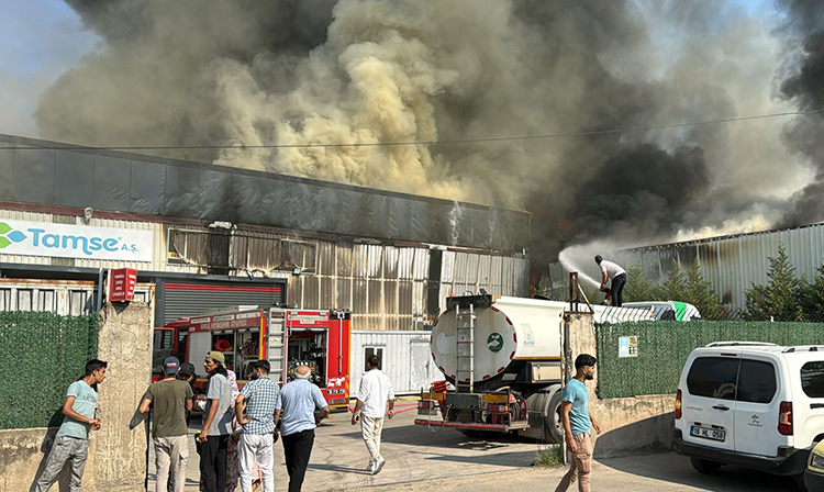 Bursa'da Fabrika Ve Geri Dönüşüm Tesisinde Yangın Çıktı