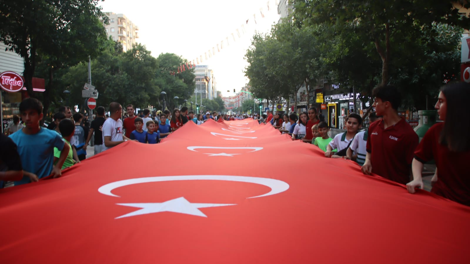 'Demokrasi Yürüyüşü'ne Yoğun Katılım Milletimizin Neler Yapabileceğini Tüm Dünya Gördü (2)