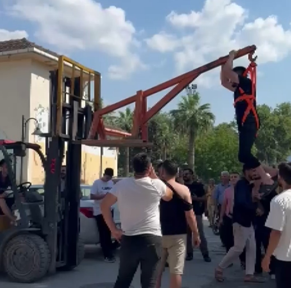 Damadı Forklifte Astılar, Bahçe Hortumuyla Yıkadılar (1)