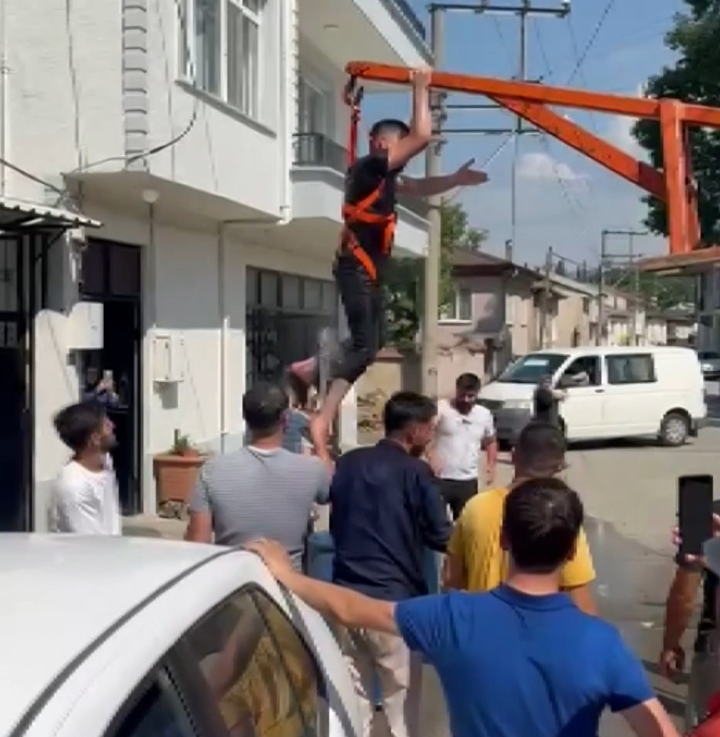 Damadı Forklifte Astılar, Bahçe Hortumuyla Yıkadılar (3)