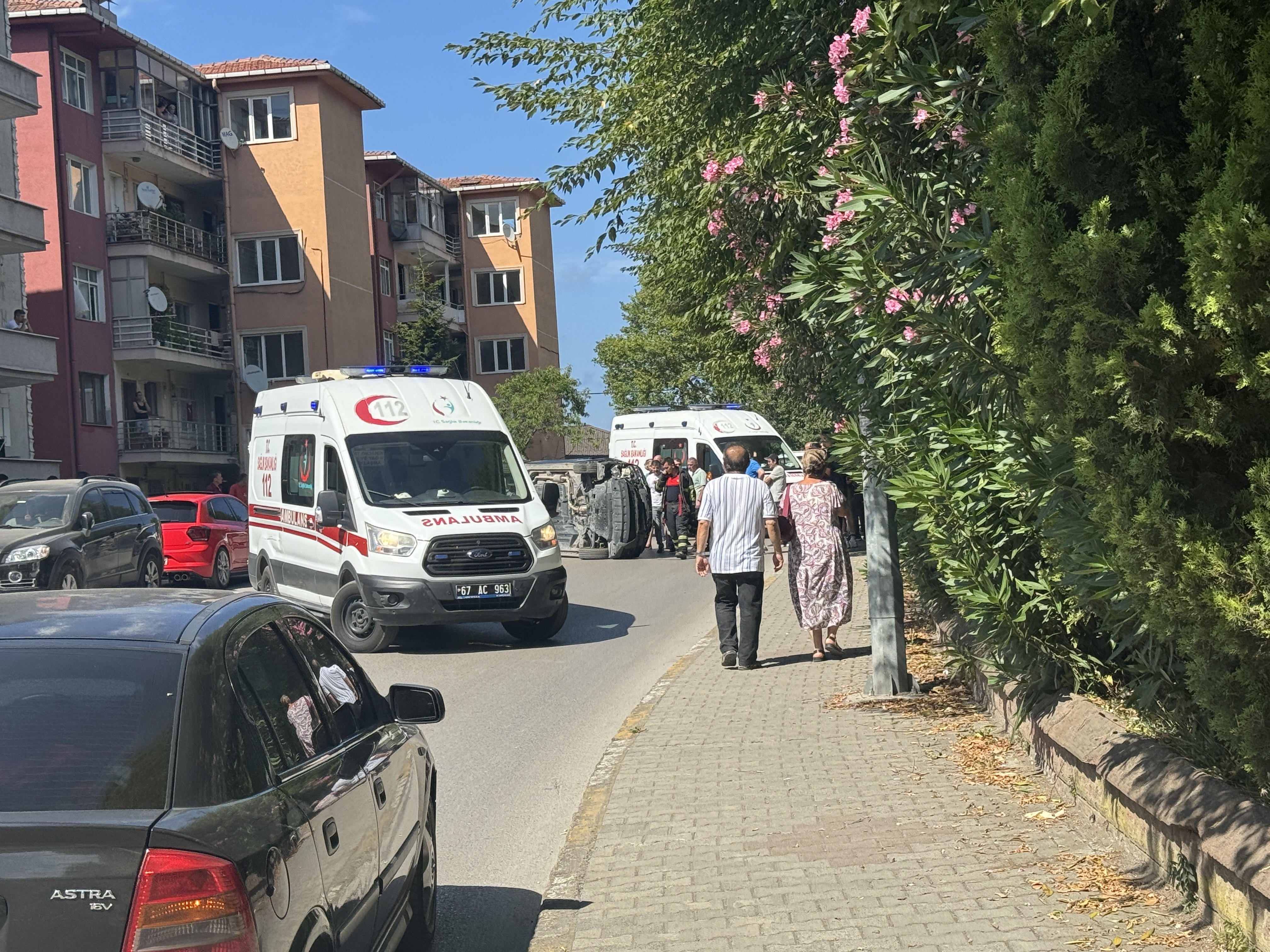 Otomobil Ambulansı Sollamaya Çalışınca Kaza Yaptı; 1’I Çocuk 2 Kişi Yaralandı (1)