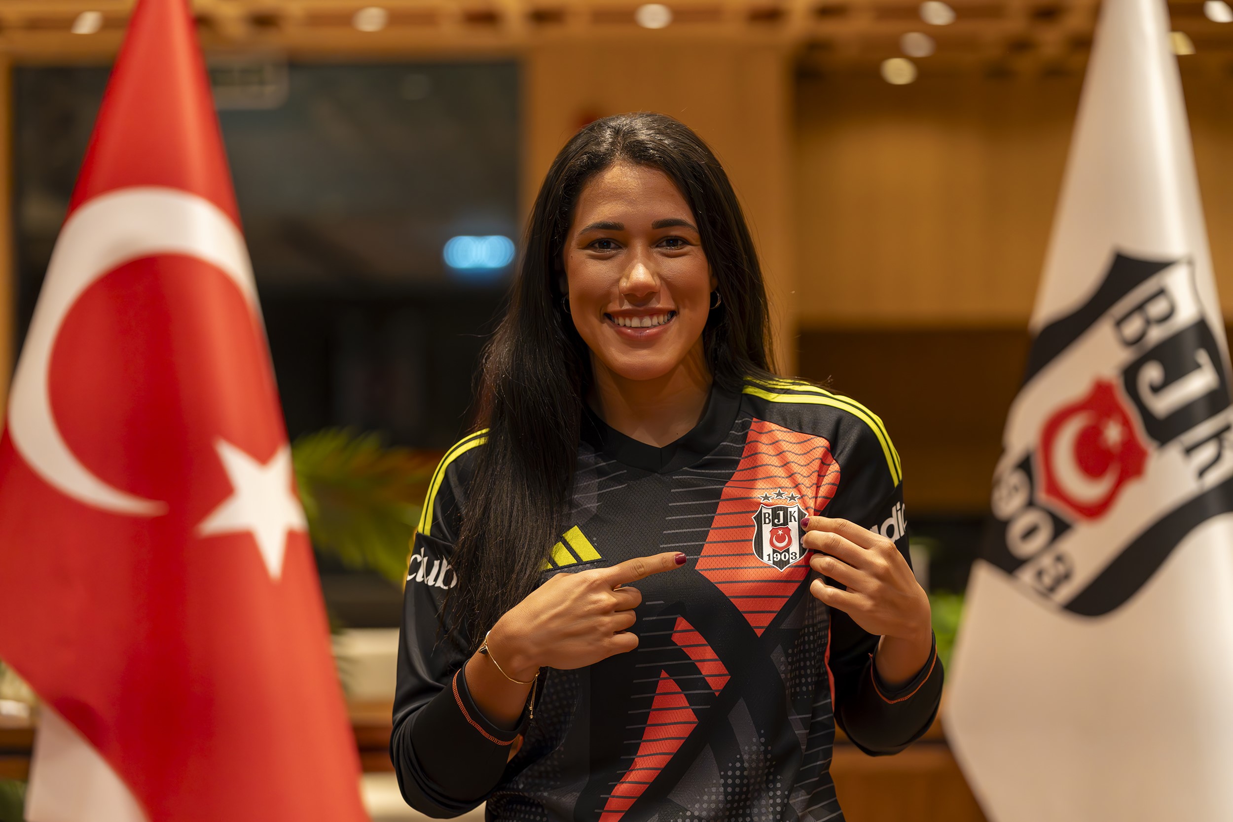 Beşiktaş, Vanessa Cordoba'yı Kadrosuna Kattı (3)