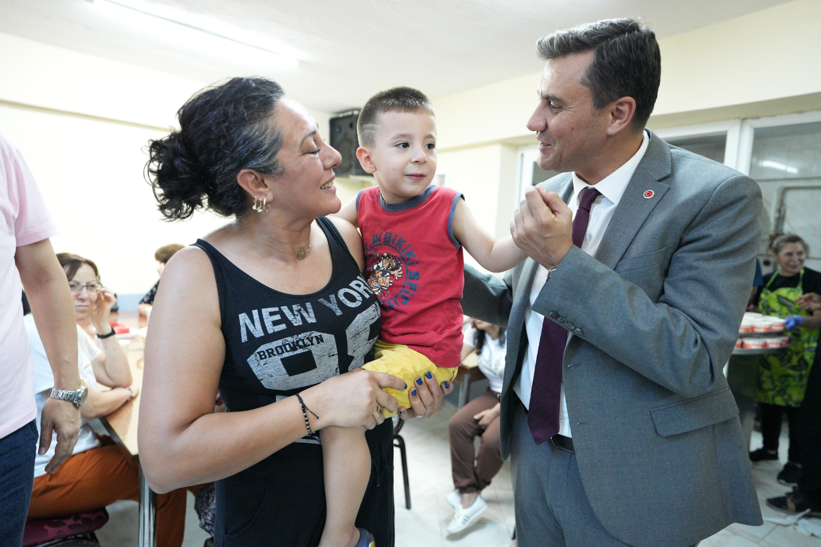 Ferdi Zeyrek, Manisa Cemevi’nde Oruç Açtı