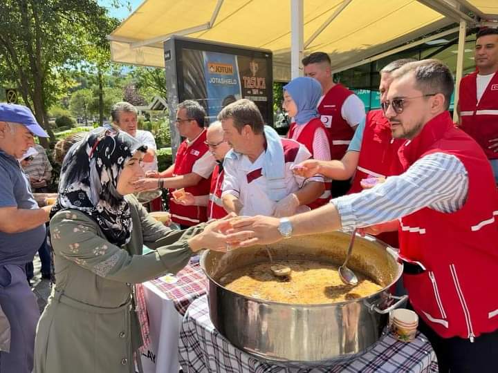 Kızılay Manisa Muharrem Ayı Dolayısıyla Aşure Dağıttı (4)