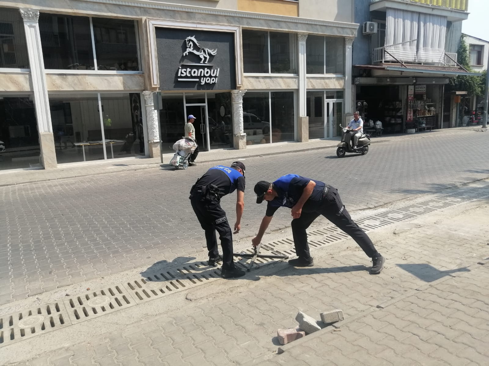 Salihli Zabıtası Kaldırım Işgaliyle Mücadele Ediyor (1)