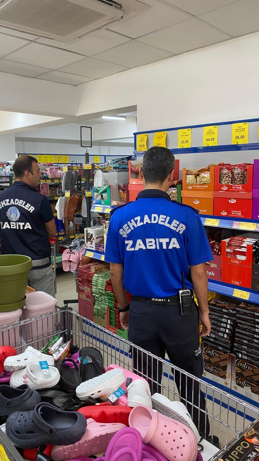 Şehzadeler’de Marketler Denetlendi (7)