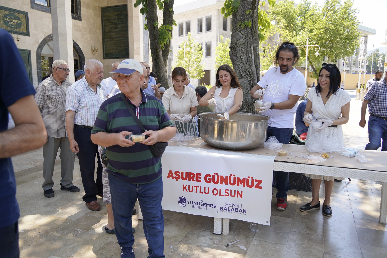 Yunusemre Belediyesi'nden Muharrem Ayı'na Özel Aşure Dağıtımı (1)