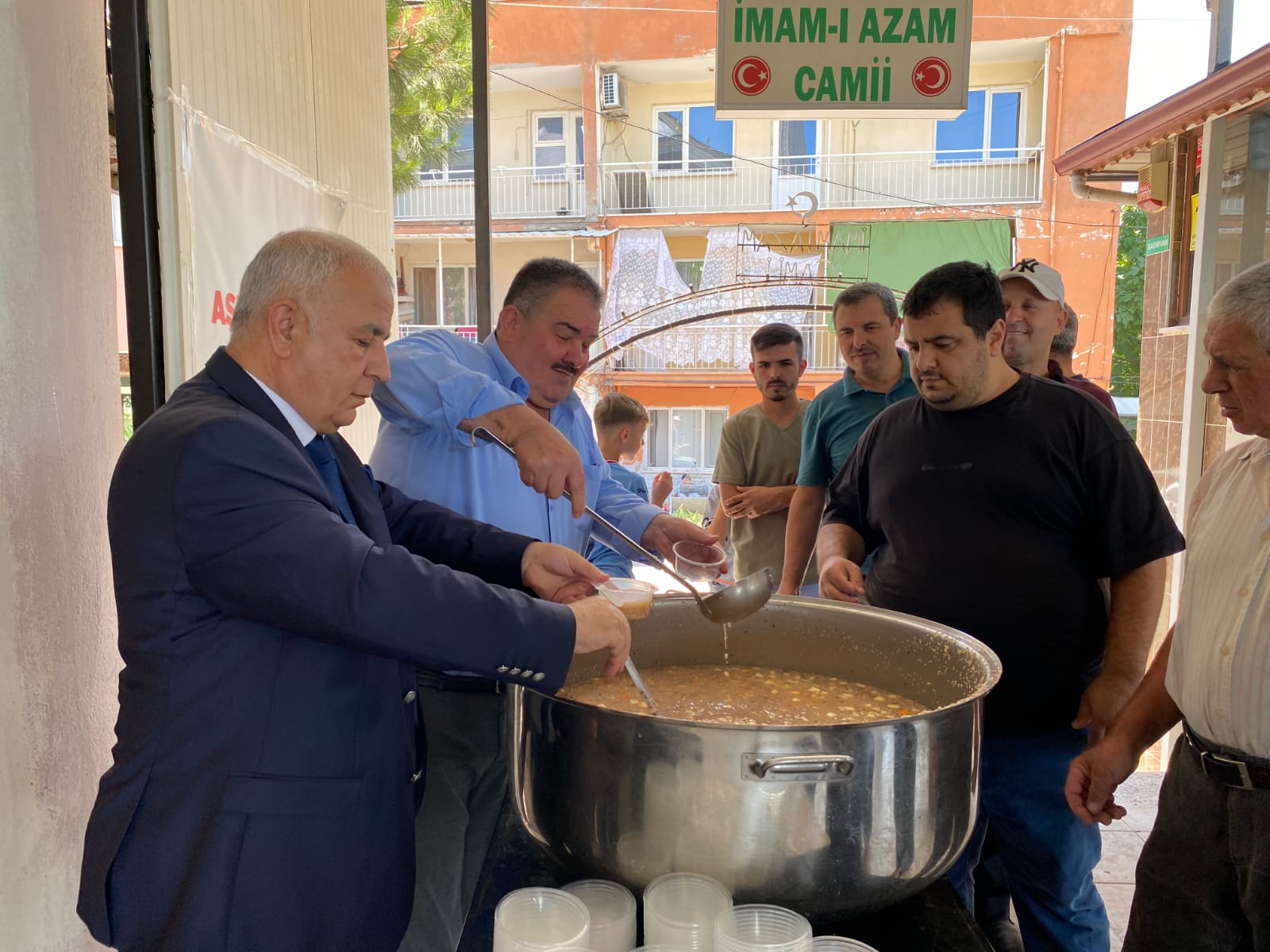 Yunusemre Belediyesi'nden Muharrem Ayı'na Özel Aşure Dağıtımı (2)