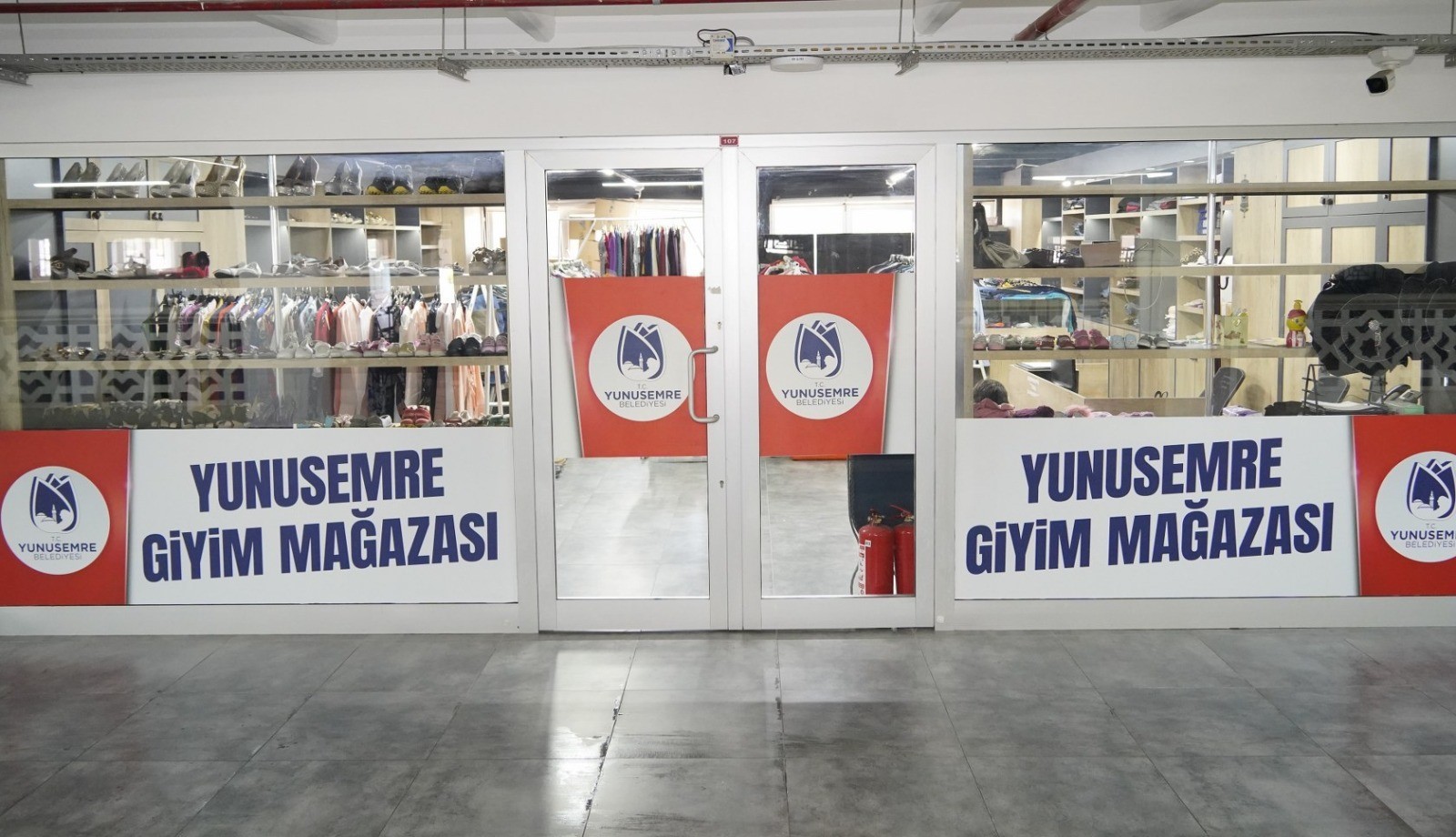 Yunusemre Giyim Mağazası Ihtiyaç Sahiplerine Hizmet Veriyor (2)