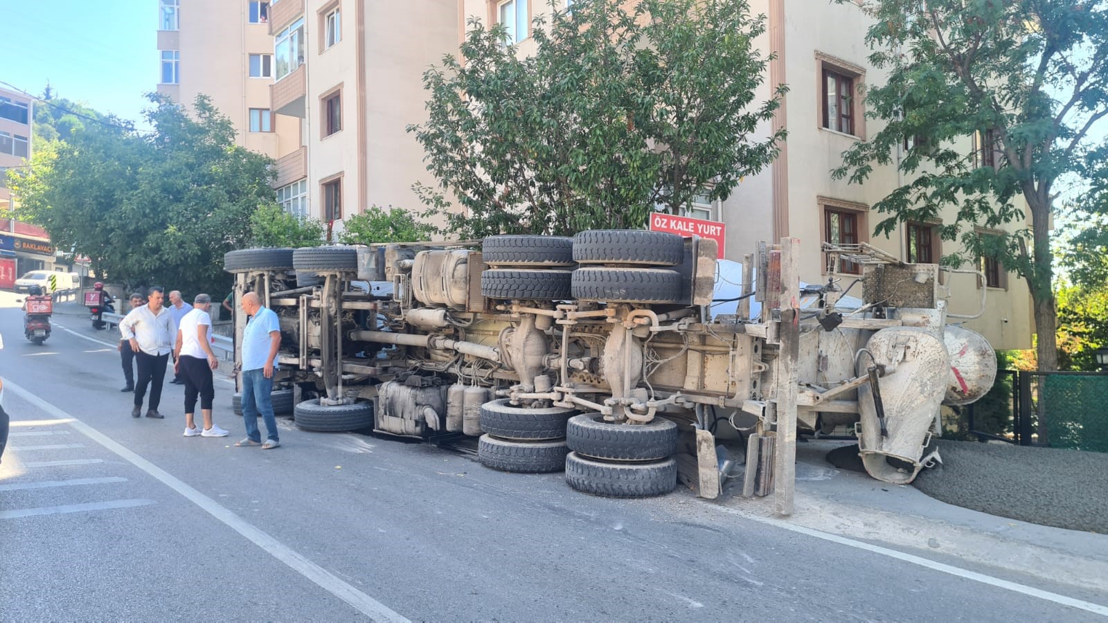 Virajı alamayan beton mikseri yan yattı: 2 yaralı